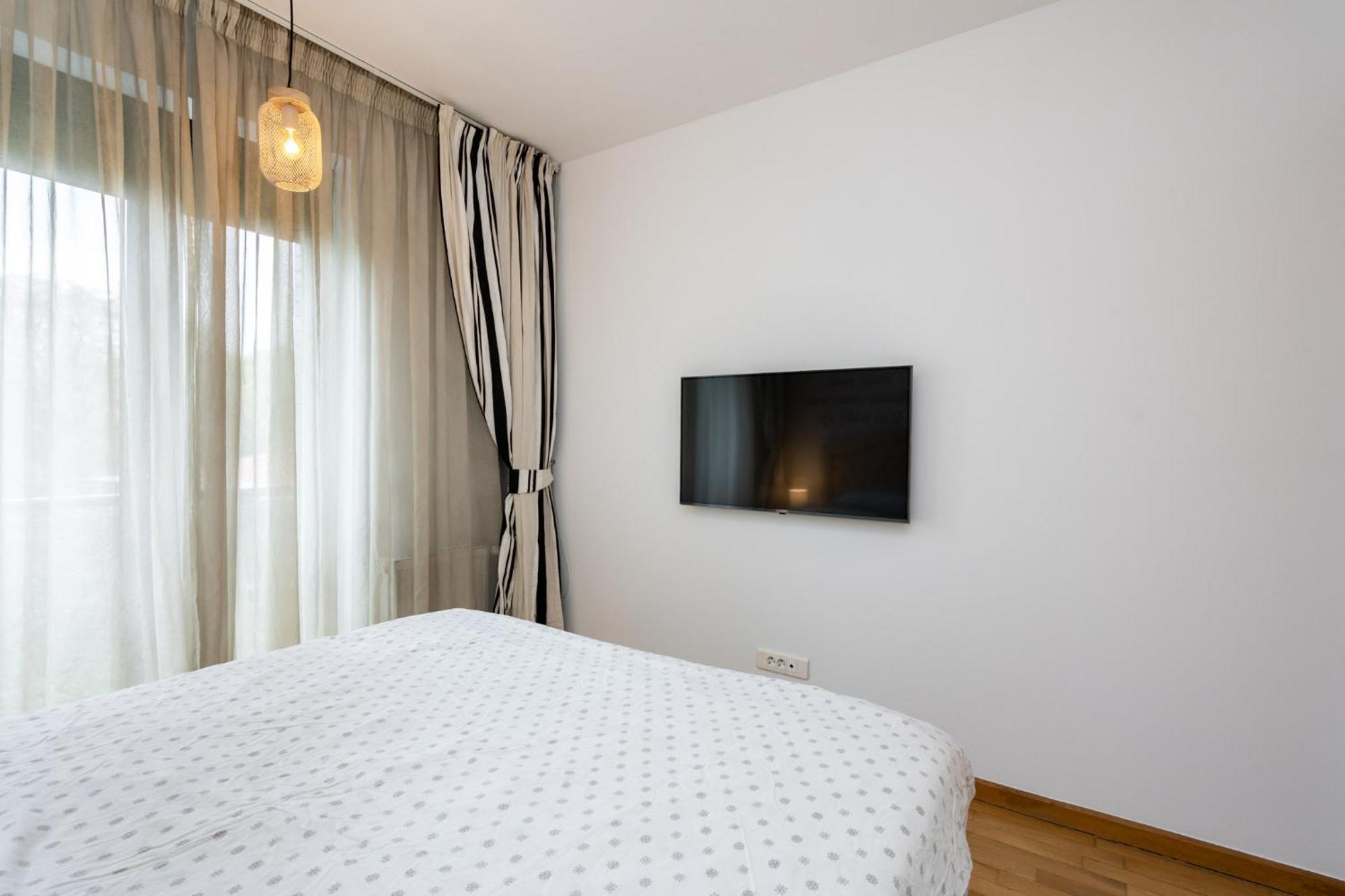 Lazynest - Modern Apartment With Parking & Balcony Bukarest Exteriör bild